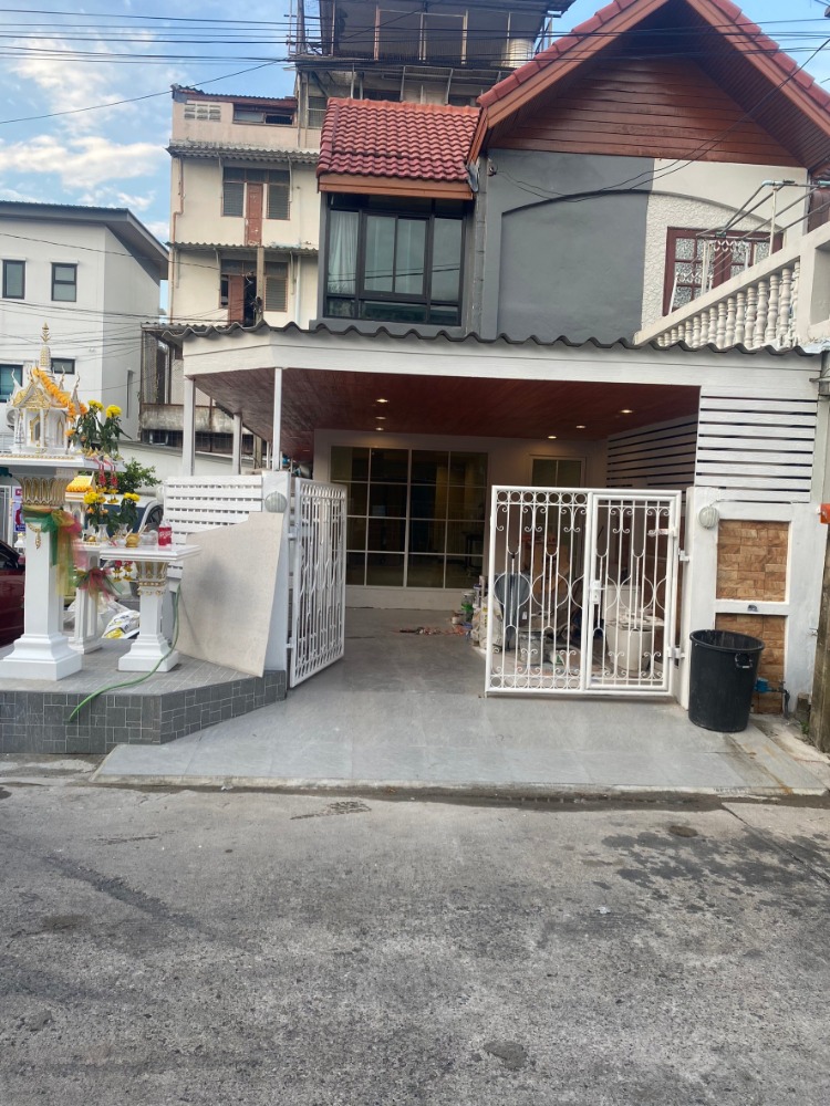 For SaleTownhouseChokchai 4, Ladprao 71, Ladprao 48, : Corner townhome for sale, Chokchai 4 Soi 22 (Lert Ubon Village)