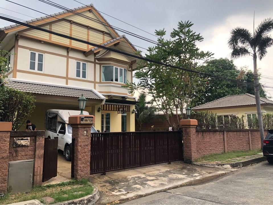 For RentHouseChaengwatana, Muangthong : Single house with 3bedrooms 4bathrooms, grass planted, with separate guest house, Chaiyaphruek Road, all negotiable