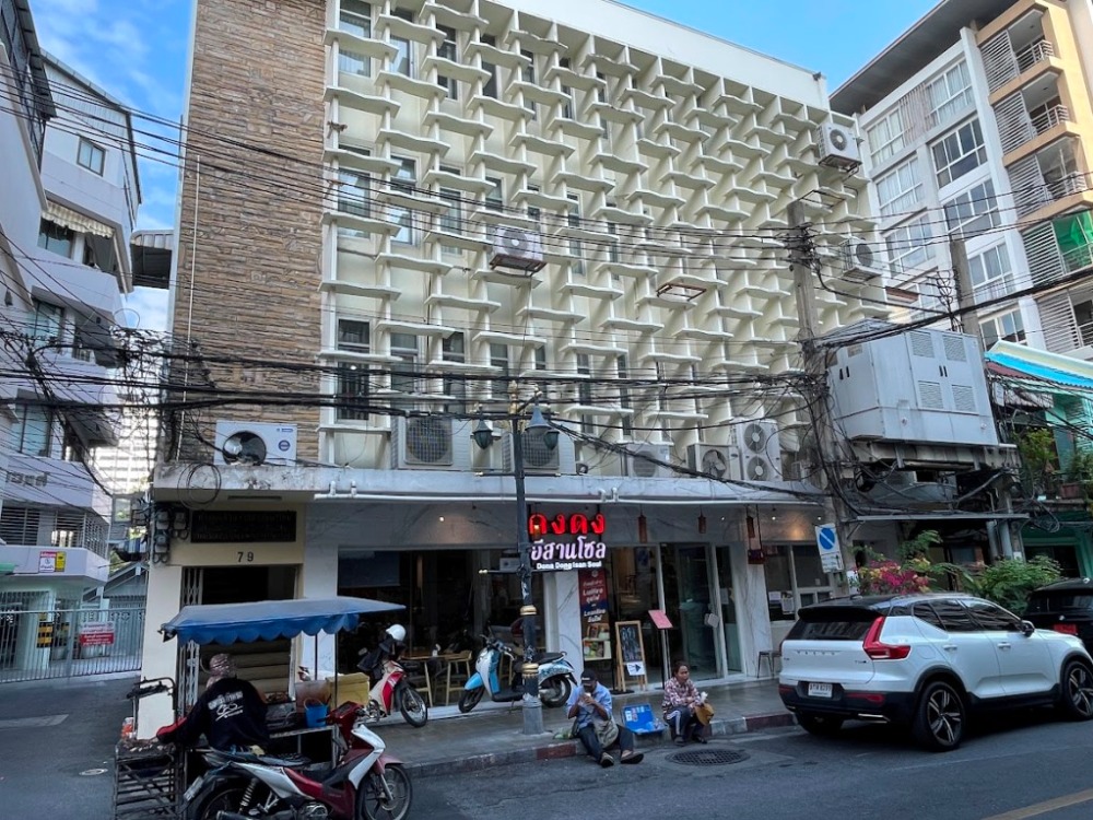 For RentOfficeSilom, Saladaeng, Bangrak : The 2nd floor office in a private building is about 101 sqm. There is a separation of the office and Soi Pan Silom Road near Wat Kak or 10 minutes. Walk to BTS Surasak BTS station.