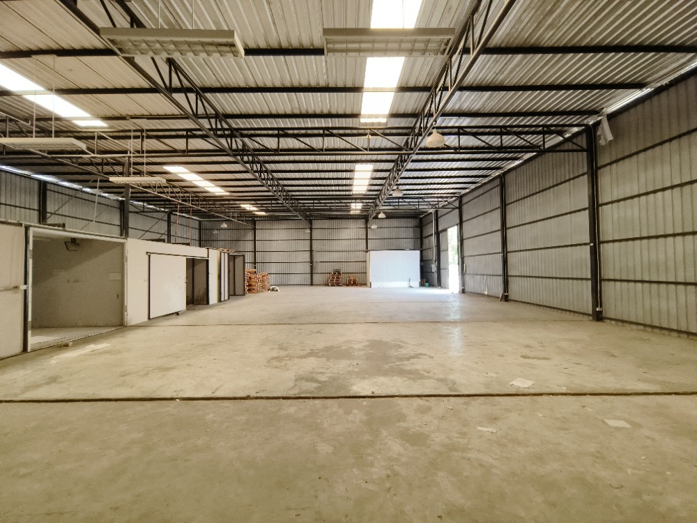 For RentWarehouseNawamin, Ramindra : Warehouse for rent, Sukhapiban 5 Road, Soi 32, area 1 rai, usable area 486 sq m. Warehouse size: width 18 meters, length 27 meters, good location, near the expressway entrance, Sukhapiban 5, has spacious parking space, convenient travel.