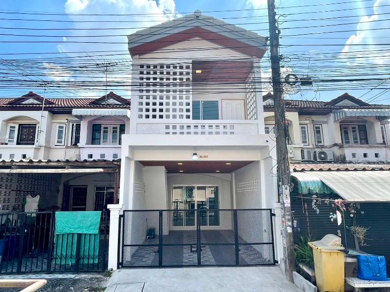 For SaleTownhouseNawamin, Ramindra : 2-story townhouse for sale, beautifully renovated, including furniture. Maneemat Village, Ramintra Km. 8, Fashion Land, Khubon, Khan Na Yao, Bueng Kum, Kanchanaphisek, along Khlong Song, Phraya Suren, Nimitmai, Chatuchot Ring Road, flea market.