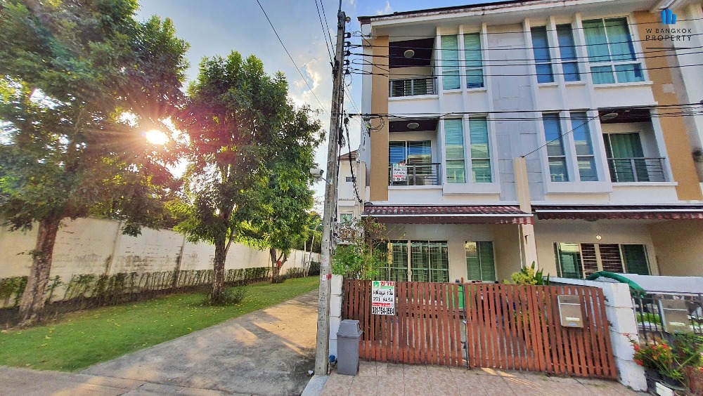 For SaleTownhouseEakachai, Bang Bon : For sale, Baan Klang Muang Sathorn-Taksin 2 (S-Sense), 3-story townhome, near Wutthakat BTS station, corner plot, near private garden, most beautiful, very good price.