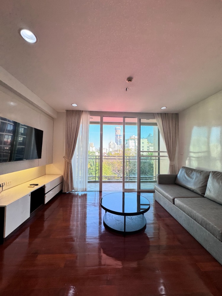 For RentCondoSukhumvit, Asoke, Thonglor : Condo for rent, Richmond Hills Residence Thonglor25, large room, good price, ready to move in. There is a BTS shuttle service.