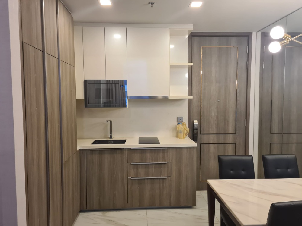 For SaleCondoSukhumvit, Asoke, Thonglor : Condo for sale Celes Asoke (Celes Asoke), luxury condo in the heart of Asoke. Beautiful room, fully decorated, ready to move in.