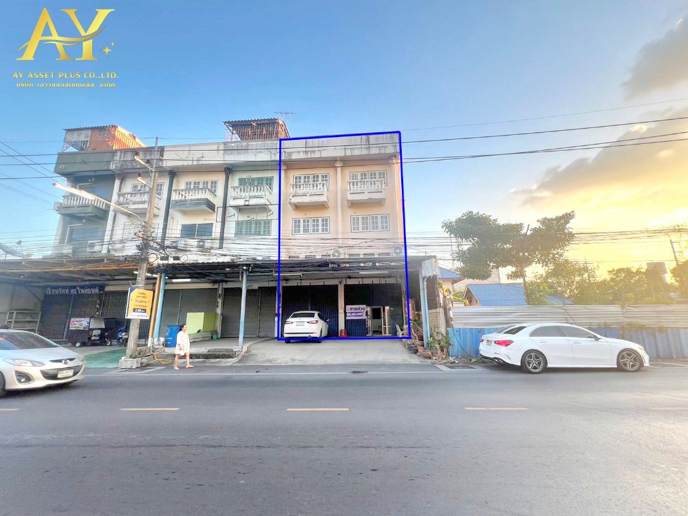 For SaleShophousePathum Thani,Rangsit, Thammasat : Urgent sale!! 2 commercial buildings, corner units, penetrating each other, area 50 sq m, Village No. 5, Soi Lam Luk Ka 13, Lam Luk Ka Road, Khu Khot Subdistrict, Lam Luk Ka District, Pathum Thani Province.