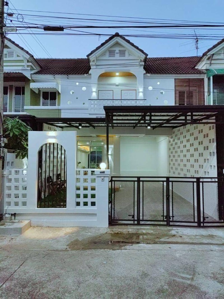 For SaleTownhousePathum Thani,Rangsit, Thammasat : 2-story townhouse, Piyawararom Village, Khlong 4, Rangsit-Nakhon Nayok, Thanyaburi, Dream World, Phra Ong Chao Sai Khlong 4. Bangna-Bang Pa-in Express line through the front of the village Lat Sawai-AC Market