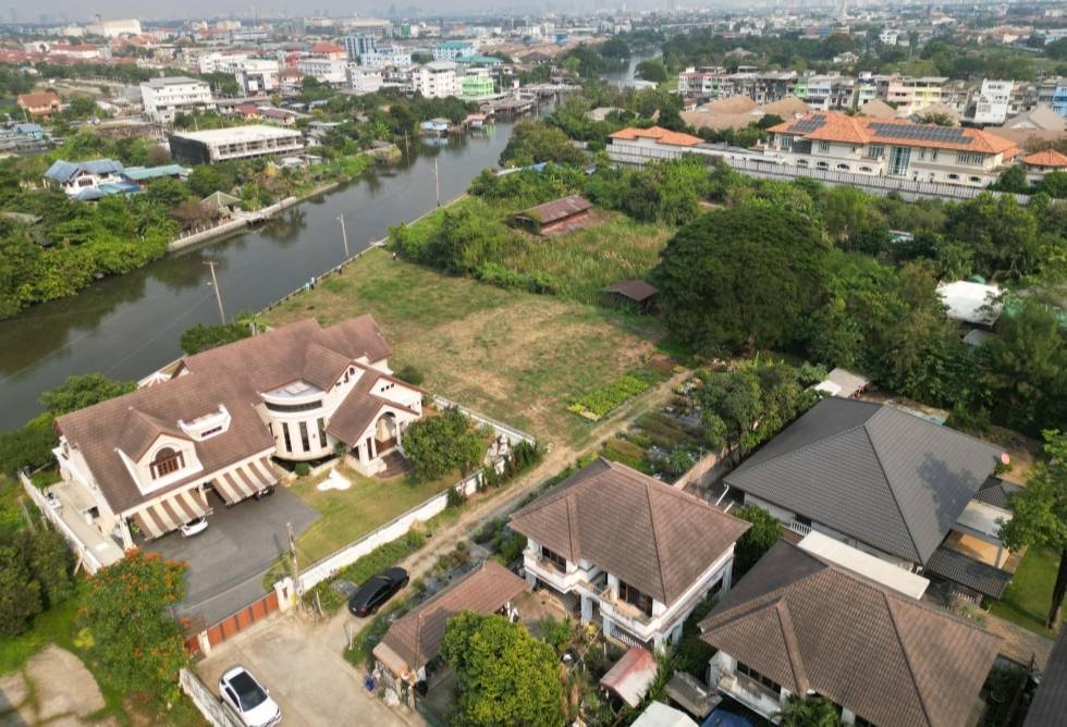 For SaleLandPinklao, Charansanitwong : Beautiful land for sale on the waterfront, next to Maha Sawat Canal, Suan Phak, Taling Chan, area 1.7 rai, price 72 million baht. If interested, contact Khun Pui 089-920-9893.