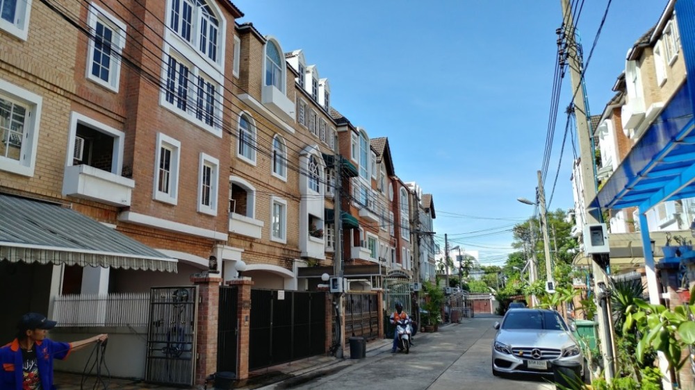 For SaleTownhouseSathorn, Narathiwat : Yen Akat Residence, townhouse, renovated room, newly decorated, land area 46 square wah, 4 storey house + 1 rooftop. Usable area 500 square meters, 4 bedrooms, 4 bathrooms, parking for 2 cars in the house. Another 2 cars outside. There is an elevator in t