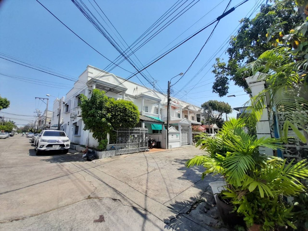 For SaleTownhouseChokchai 4, Ladprao 71, Ladprao 48, : Corner townhome for sale, Chokchai 4 Soi 14 (Eua Pracha Village)