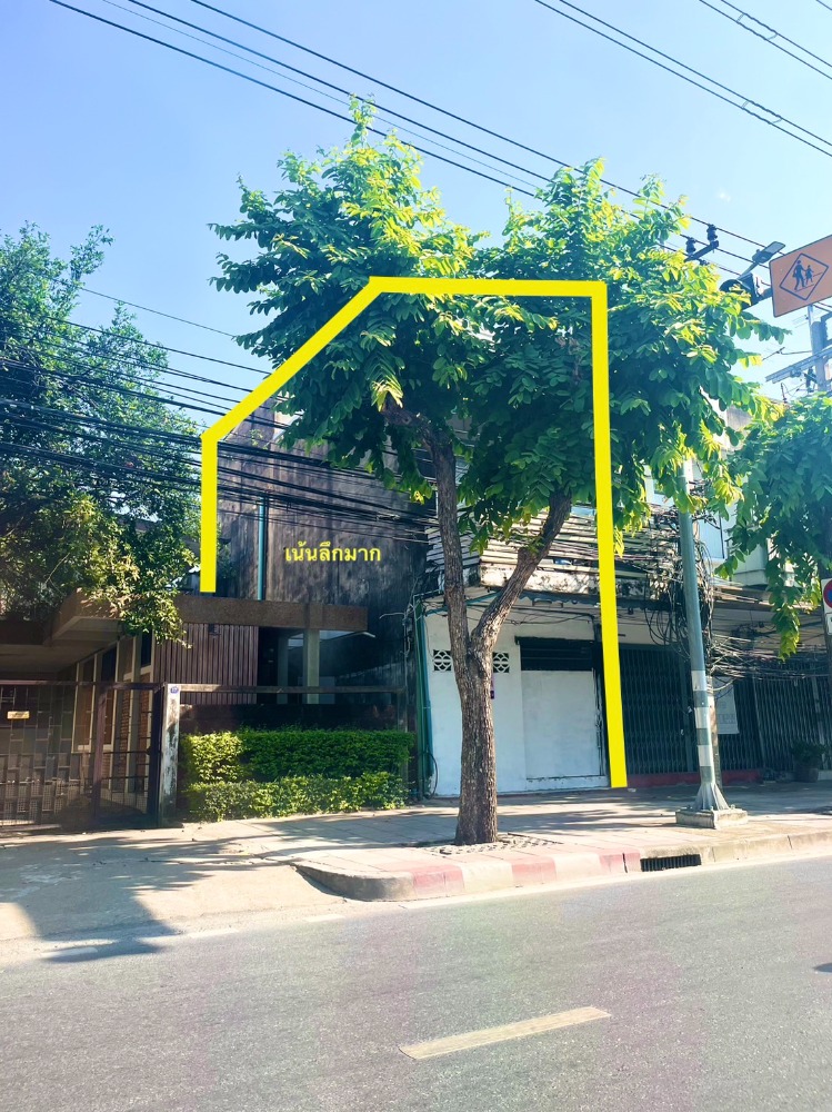 For SaleShophouseWongwianyai, Charoennakor : Golden location! People on the Thonburi side! Urgent sale!! Commercial building next to the main road, Itsaraphap Road, near Wongwian Yai, Icon Siam, Steaksaard, good structure, supports the electric train in the year 70!