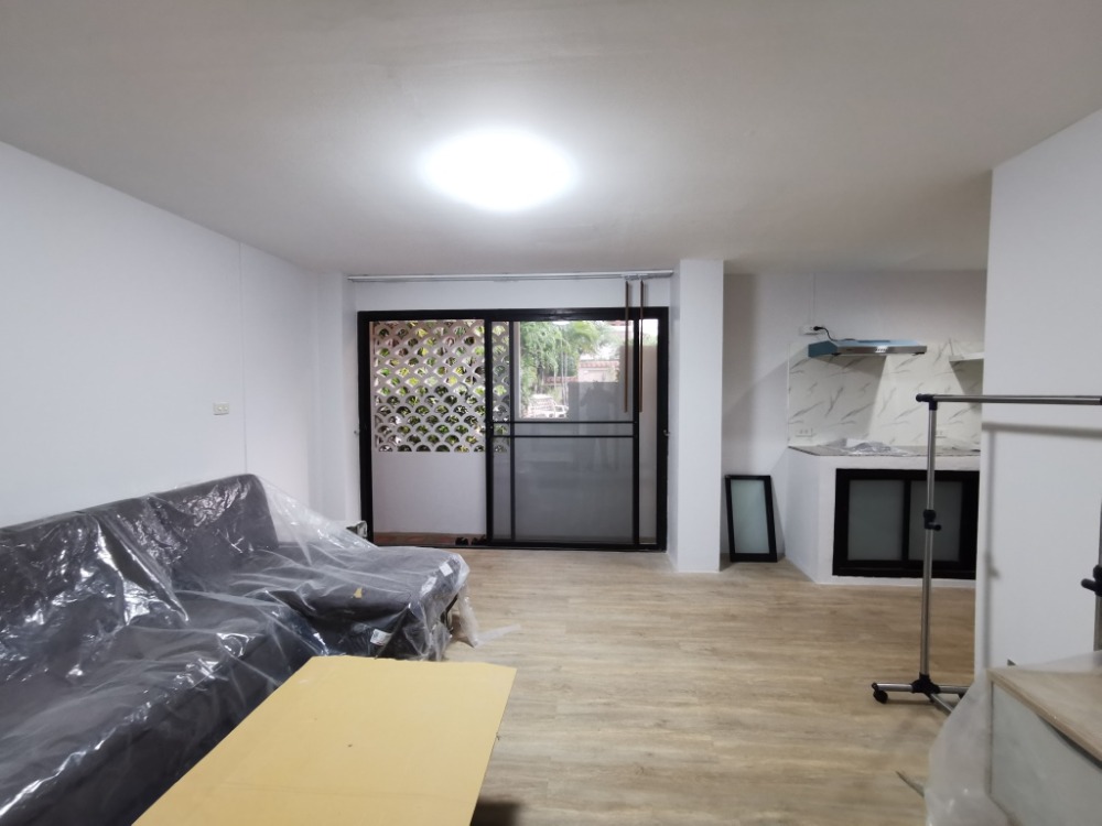 For RentCondoAri,Anusaowaree : Low-rise Apartment 1bedroom 1. bathroom about 50 sq m. in Soi Areesamphan about 1.2 km or 10-15min walk  from Ari BTS station  Quite and windy  Swimming pool, small gym