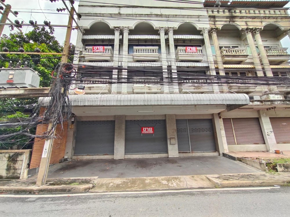 For SaleShophouseChokchai 4, Ladprao 71, Ladprao 48, : Urgent sale, 3 shophouses, Soi Lat Phrao 80.