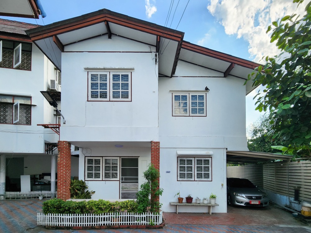 For RentHousePinklao, Charansanitwong : 2-story house for rent, 4 bedrooms, 3 bathrooms, pets allowed. With parking Bang Khun Non area