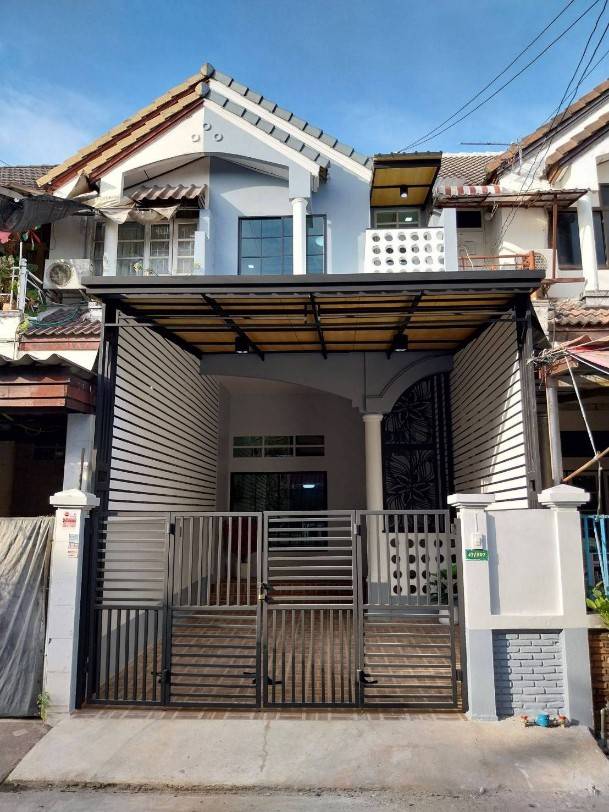 For SaleTownhouseNawamin, Ramindra : Townhouse for sale, 2 and a half floors, Sena Villa Village (house at the beginning of the alley) (there are two rows passing in front of the village  There are motorcycle taxis) Location: Soi Phraya Suren 42, Ramindra Road, Phraya Suren Road. Sam Wa Tawa