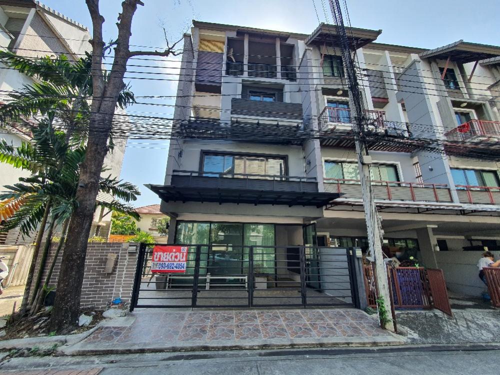 For SaleTownhouseRatchadapisek, Huaikwang, Suttisan : 4-story townhome for sale, Areeya Mandarina Sutthisan, good location in the heart of the city, 31.2 sq m, corner house, near MRT Sutthisan.