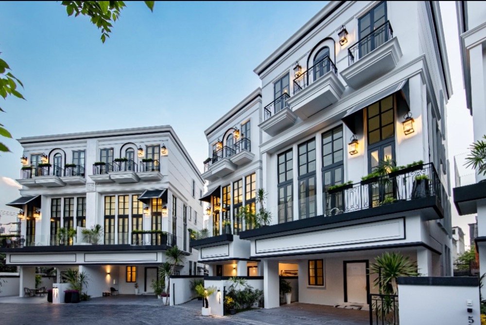 For SaleHouseSukhumvit, Asoke, Thonglor : Luxurious 3-storey detached house for sale, beautiful, great design, in the heart of Sukhumvit, near BTS Phra Khanong. If interested, contact Line @841qqlnr