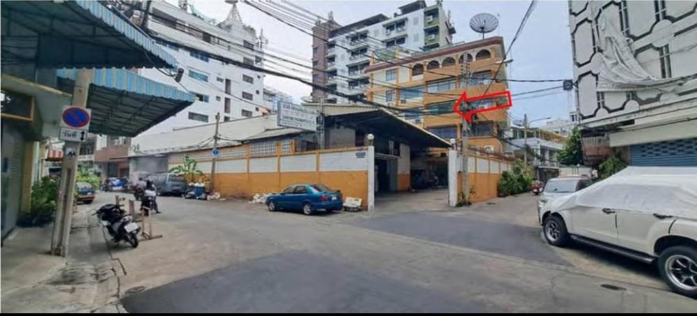 For SaleShop HouseYaowarat, Banglamphu : Commercial building, 5 floors, 320.70 sq.w. | Pom Prap Sattru Phai area | Top floor has a mezzanine | With a small worker housing building | Near MRT Wat Mangkorn 560 m., MRT Hua Lamphong 800 m.