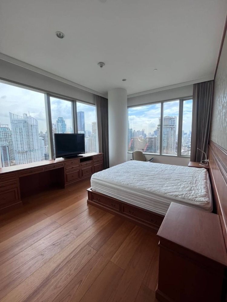 For RentCondoWitthayu, Chidlom, Langsuan, Ploenchit : • Penthouse • 25+ Floor, City view | 3 beds, 162.37 sq.m. | Condo near BTS Rajadamri 1 min, Central Embassy 5 mins, Central Chidlom 6 mins, Central World 5 mins.