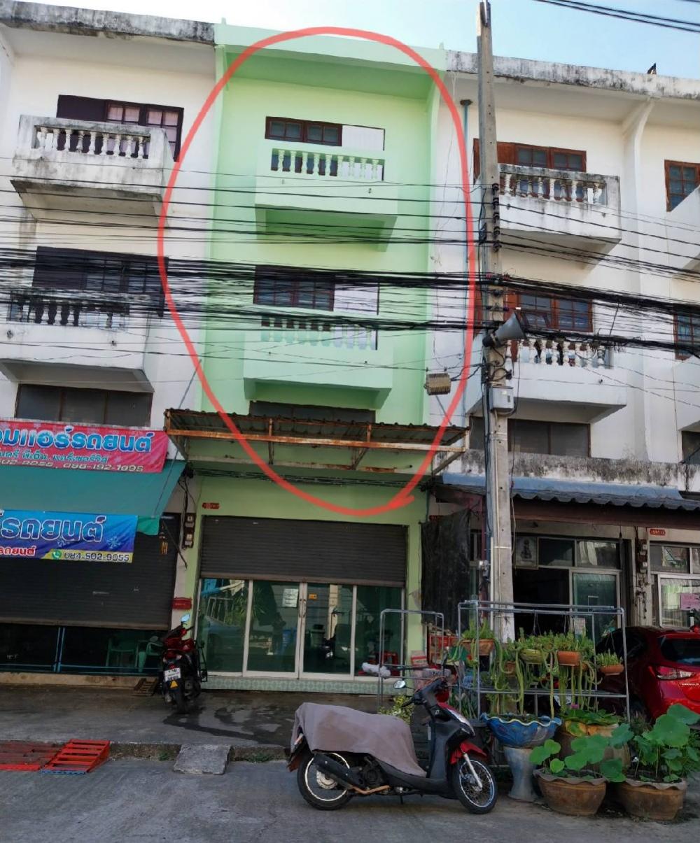 For SaleShophousePathum Thani,Rangsit, Thammasat : Commercial building for sale, Benjasap Khlong 6 Project, 3 floors, with mezzanine, 16 sq m., 2 bedrooms, 2 bathrooms.