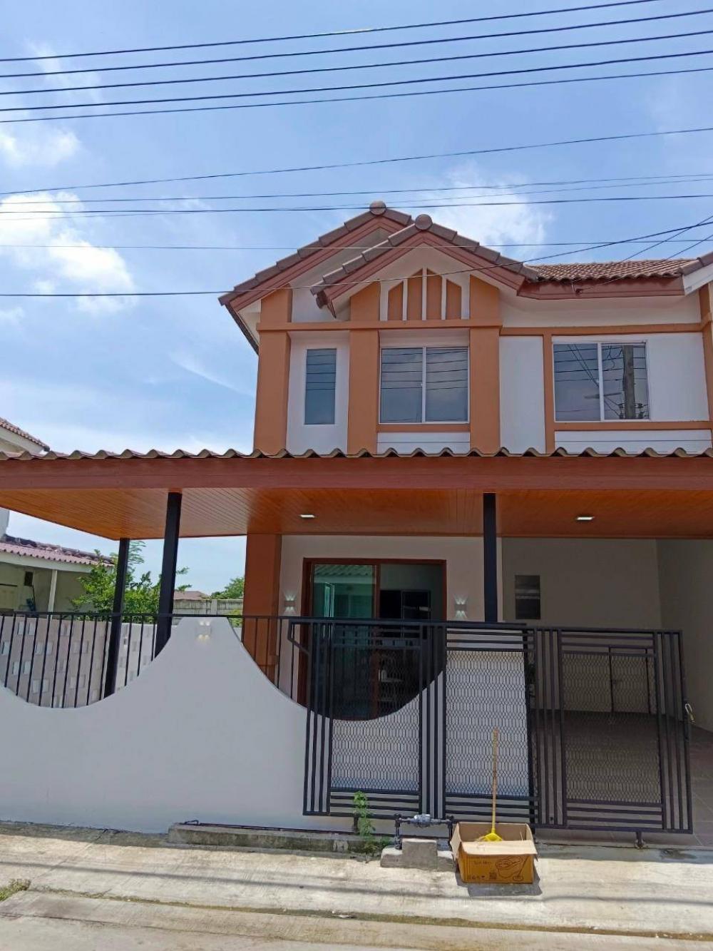 For SaleTownhousePathum Thani,Rangsit, Thammasat : 2-story townhouse for sale on the edge of Pruksa Village 71. (Soi Wat Phrai Fa) Bang Duea, Mueang Pathum Thani, Nonthaburi, Pathum Thani Market