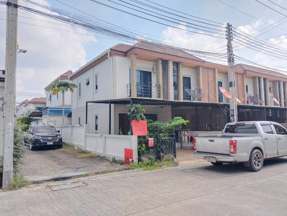 For SaleTownhouseSriracha Laem Chabang Ban Bueng : Urgent sale, 2-storey townhouse, Nakorn Naifan Village, cost price 1.8 million, renovated, kitchen extension 25.5 sq.wa, Laem Chabang area