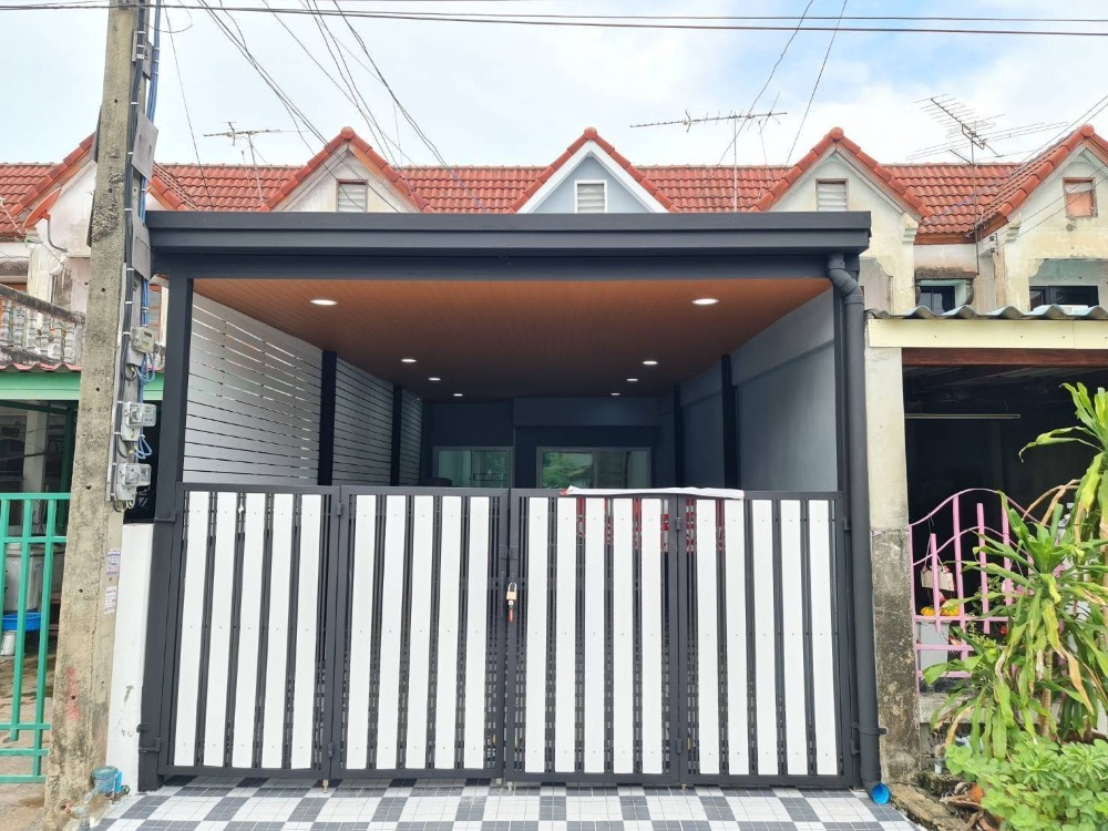 For SaleTownhousePathum Thani,Rangsit, Thammasat : 2-story townhouse, Chuensuk Villa Village, Soi Peernon, Lam Luk Ka, Khlong 3, Sky Walk, Future Park Rangsit, Dream World, Zeer Rangsit.