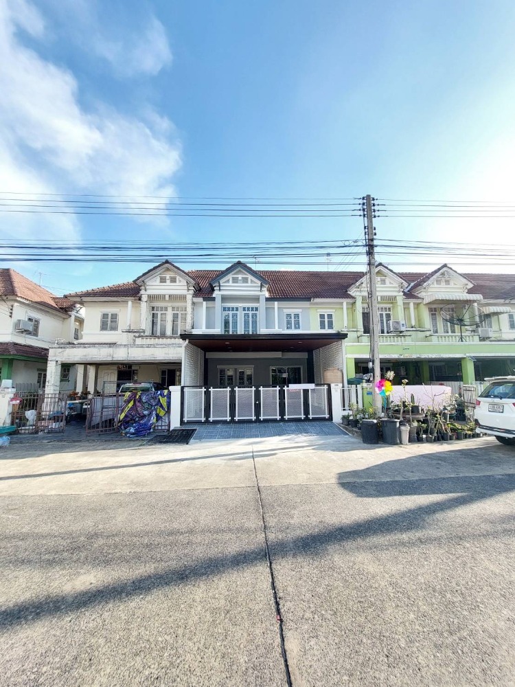 For SaleTownhousePathum Thani,Rangsit, Thammasat : 2-story townhouse, Piyawararom Village, Sawai Pracharat Road, Lam Luk Ka Khlong 4, Dream World, Green Line. Future Park Rangsit Zeer Rangsit Skywalk Lam Luka