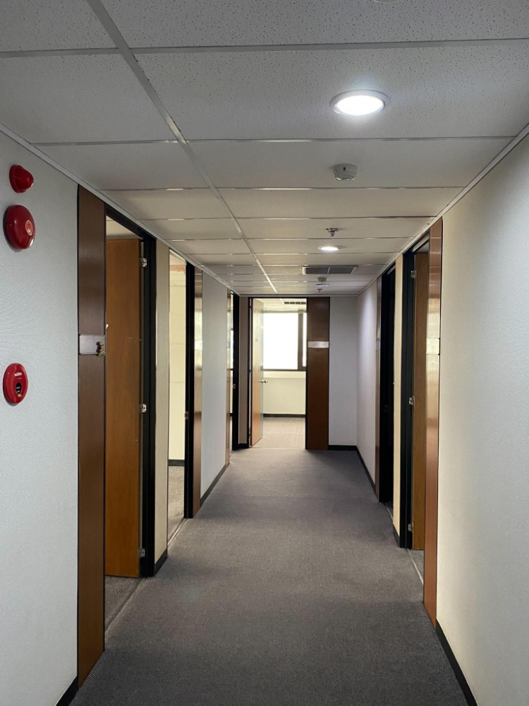 For SaleOfficeSilom, Saladaeng, Bangrak : Jewelery Center Building (Jewelry Center Building) | Office building, 20th floor | There are divided rooms | 1,322 square meters | Only 700 meters from MRT Samyan Station.