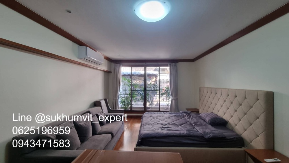 For RentCondoSukhumvit, Asoke, Thonglor : Cat friendly, cats allowed, BTS Asoke, apartment for rent, 3 bedrooms, 4 bathrooms, good price, has bathtub, swimming pool, 262 sq m.