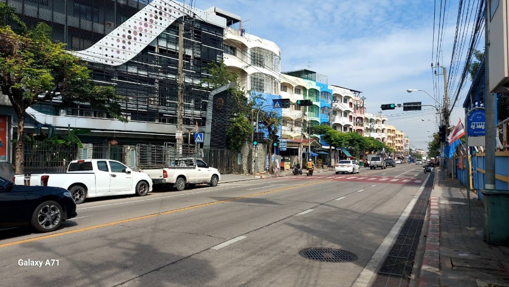 For RentShophouseBang kae, Phetkasem : Office building For rent & Fully furnish Ready tomove in 6-story office building, next to Phasi Charoen Canal Road, north side, area 255 sq m, 7 office rooms, Duble volume hall, beautifully decorated, ready to operate immediately.