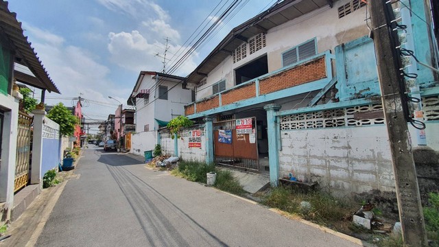 For SaleLandKasetsart, Ratchayothin : Land for sale 50 sq m. (plus apartment) Soi Phahonyothin 52, Intersection 19 (Soi Ruamjai 7), Khlong Thanon Subdistrict, Bang Khen District, Bangkok, near North Bangkok University. Ying Charoen Market