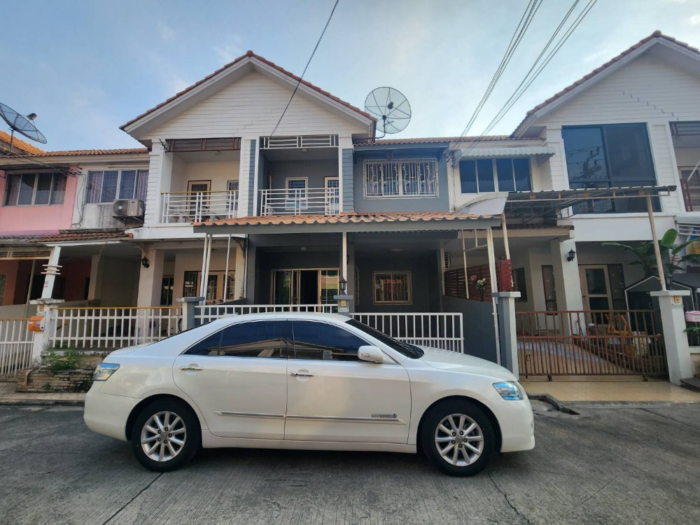 For SaleTownhouseSamut Prakan,Samrong : Urgent sale, best price in the project!! Townhouse for sale, 2 floors, 24 sq m, Phanason Villa Village, Thepharak, Bang Phli, near employment areas. Theparak area, Bang Phli