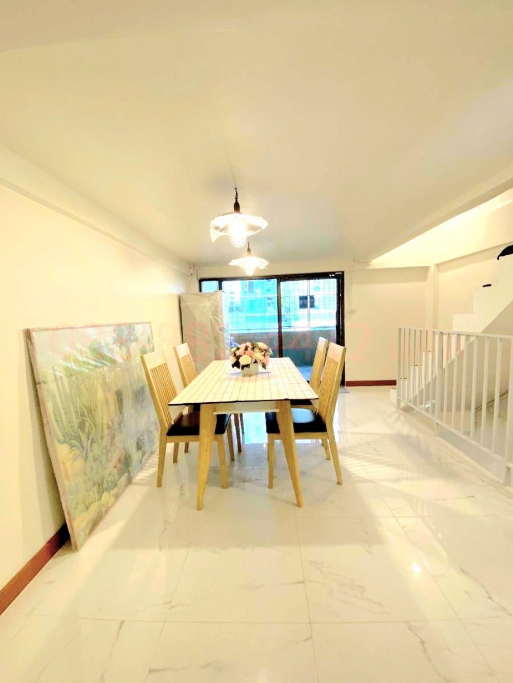 For SaleShophouseRamkhamhaeng, Hua Mak : Townhome for sale, Ramkhamhaeng Soi 58/4, recently renovated with 4 bedrooms, 3 bedrooms, comfortable parking for more than 4 cars, selling very cheap, 4.5 million.