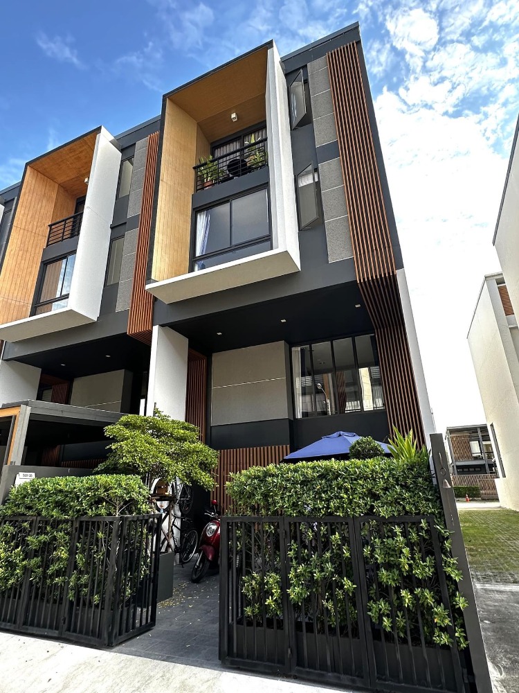 For RentTownhousePattanakan, Srinakarin : 🏡For Rent A serene and elegant townhouse within the peaceful Moo Baan Shizen community on Pattanakarn 32. This residence boasts a beautiful and tranquil compound, adorned with modern decor.