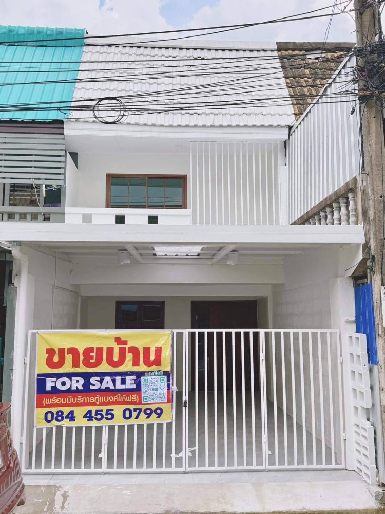 For SaleTownhouseChokchai 4, Ladprao 71, Ladprao 48, : Newly renovated townhouse located at Lat Phrao, Chokchai 4, Soi 41, just 40 meters into the alley.