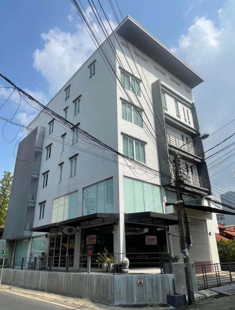 For RentOfficeRama9, Petchburi, RCA : Building for rent (corner unit) on Soi Phra Ram 9 43, strategically located near the expressway and The Nine shopping complex.