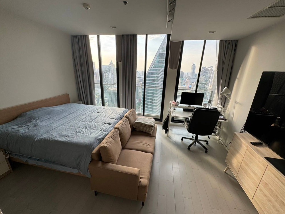 For RentCondoWitthayu, Chidlom, Langsuan, Ploenchit : ● High Floor ● C Tower, 35+ Floor | 48.90 sq.m. 1 bed | Condo skywalk connect to BTS ploenchit and Central Embassy.