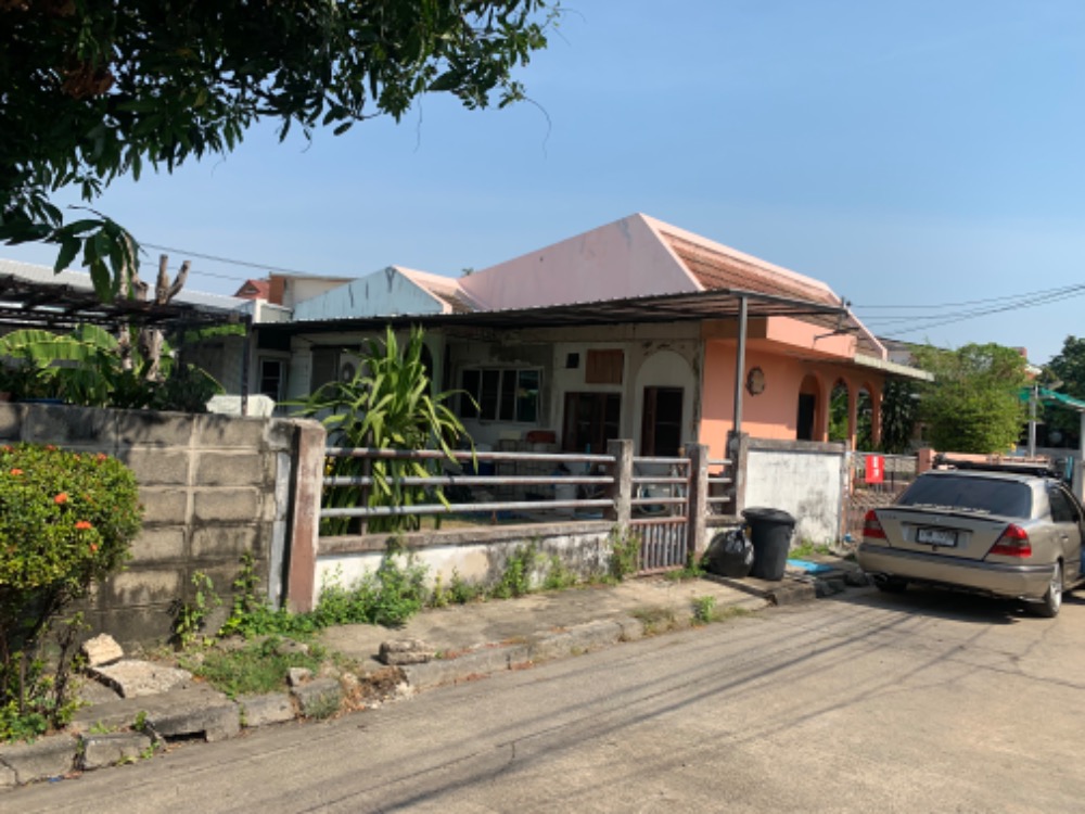 For SaleLandKaset Nawamin,Ladplakao : Land for sale 104 square wah with house, good price only 72,115 baht per square wah, Nawamin area, Bangkok, in front of the house in the right direction, house number 89.