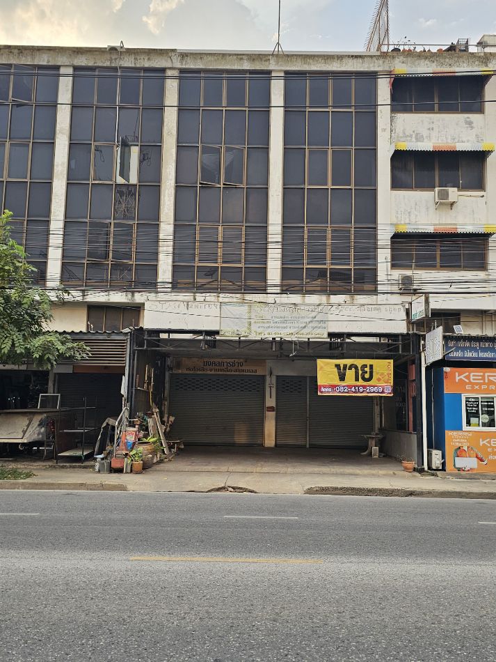 For SaleShophouseNawamin, Ramindra : Commercial building for sale, 4-story commercial building with mezzanine and rooftop for sale, 560 sq m., 72 sq m, near community areas. Suitable for trading as an office.