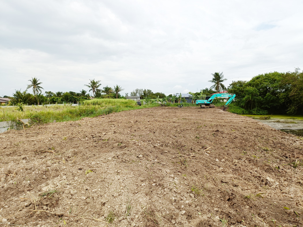 For SaleLandPattaya, Bangsaen, Chonburi : Cheap land for sale, Tha Bunmee, behind Soritsu Thailand Company, sq m.. 3540 baht, with pond, has water all year round.