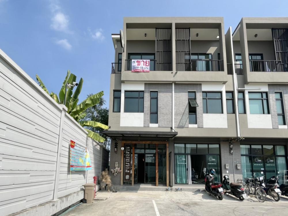 For SaleShophousePathum Thani,Rangsit, Thammasat : 3-story commercial building for sale, corner unit, trading location in front of S Gate Village, Bangkok-Pathum Thani.