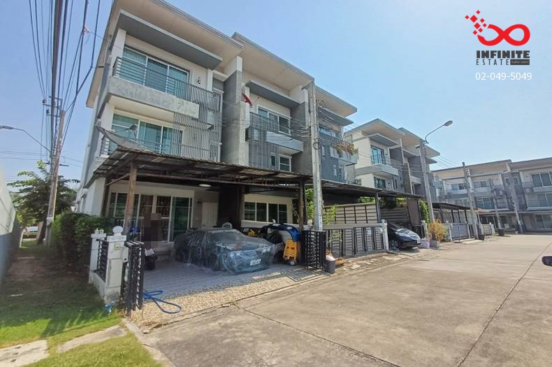 For SaleTownhousePattanakan, Srinakarin : 3-story townhome for sale, Town Avenue Rama 9, Krungthep Kreetha Road.