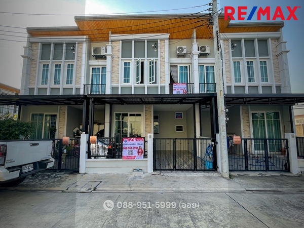 For SaleTownhouseNawamin, Ramindra : 2-story townhouse for sale, Golden Town project, Ramintra - Wongwaen, in front of the house, no one will run into anyone. The zone at the beginning of the project has a good atmosphere too!!