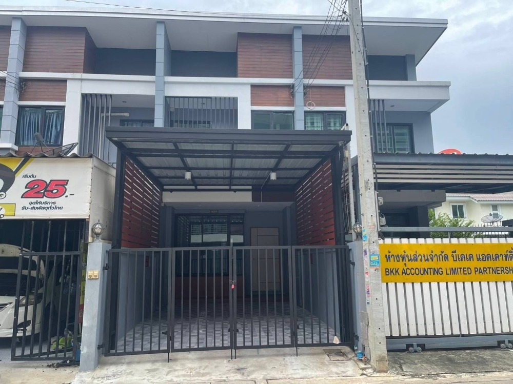 For SaleTownhouseNawamin, Ramindra : 2-story townhouse, Phahonyothin 54/1, Green Line, Centrus, Ramintra, Sai Mai, Sukhapiban 5, Or Ngoen, Theparak, Saphan Mai, BTS Sukhumvit Line, Watcharaphon, Permsin, Chatuchot.