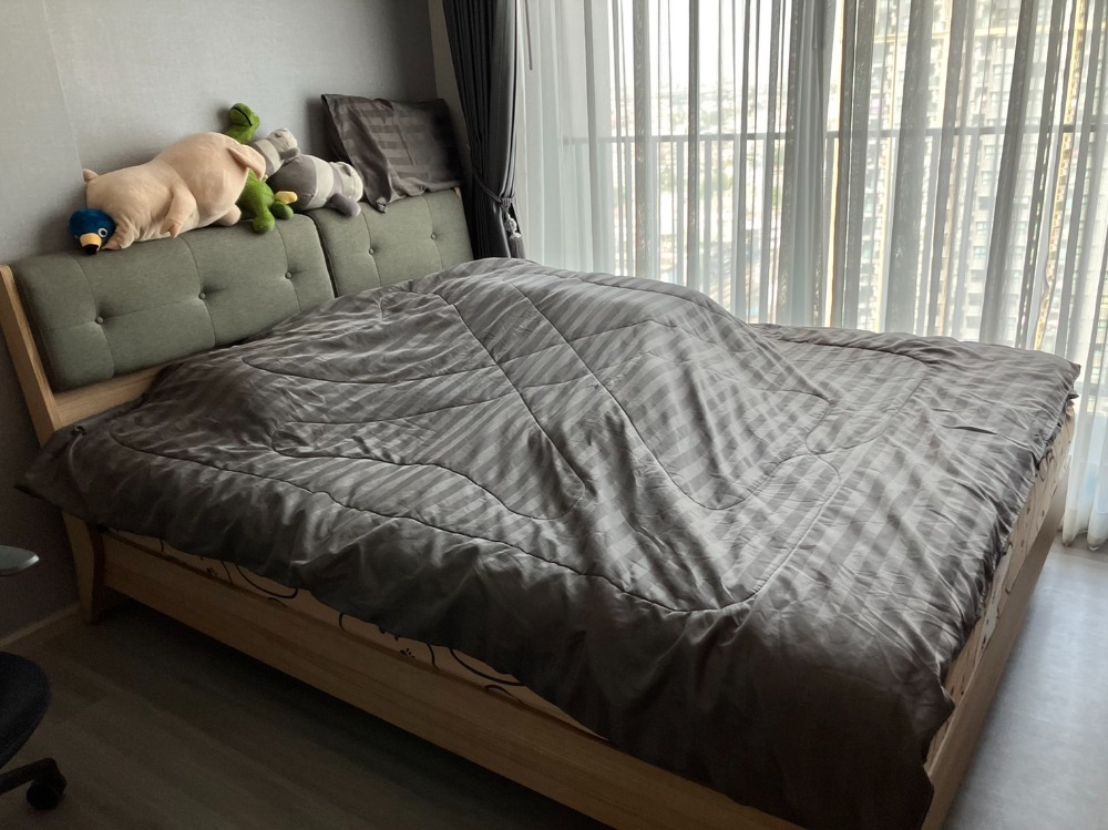 For RentCondoPinklao, Charansanitwong : Studio room for rent, 24 sq m., rent 10,000 baht/month, Building A, 20th floor, well maintained room, excellent condition.