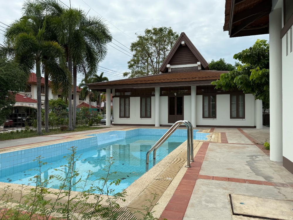 For SaleHousePattaya, Bangsaen, Chonburi : Single house for sale, Pool Villa, Sammuk Thani Village, Chonburi, 110 sq m, 250 sq m.