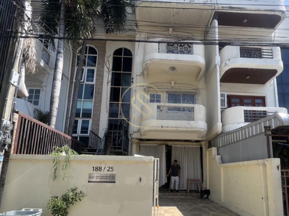 For SaleTownhouseChokchai 4, Ladprao 71, Ladprao 48, : Urgent sale, photography studio It is a 3-story townhome, Soi Village, Lat Phrao 84, Soi Lat Phrao 84. Suitable for studios, offices, offices and residences.