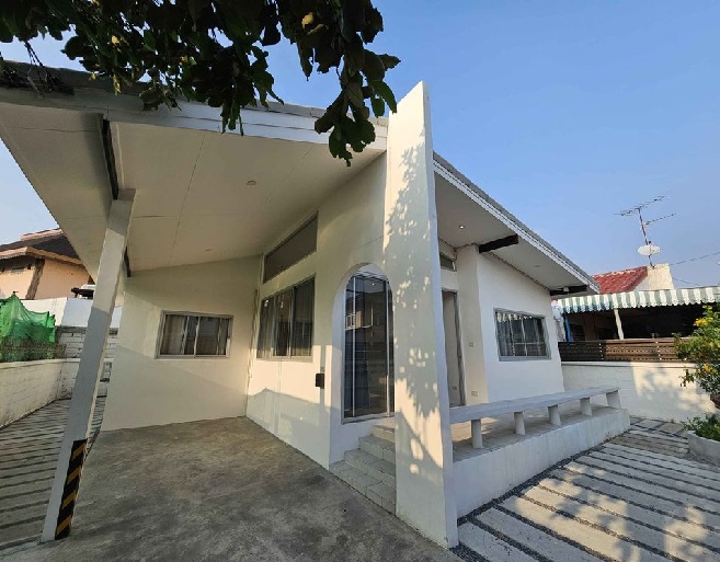 For RentTownhouseRatchadapisek, Huaikwang, Suttisan : For Rent, single-storey house for rent, minimalist style, Senanikhom 1 or Soi Lat Phrao 24, new condition, land area 56 square wah, parking for 2 cars, no furniture, no pets allowed, for living or Home Office.