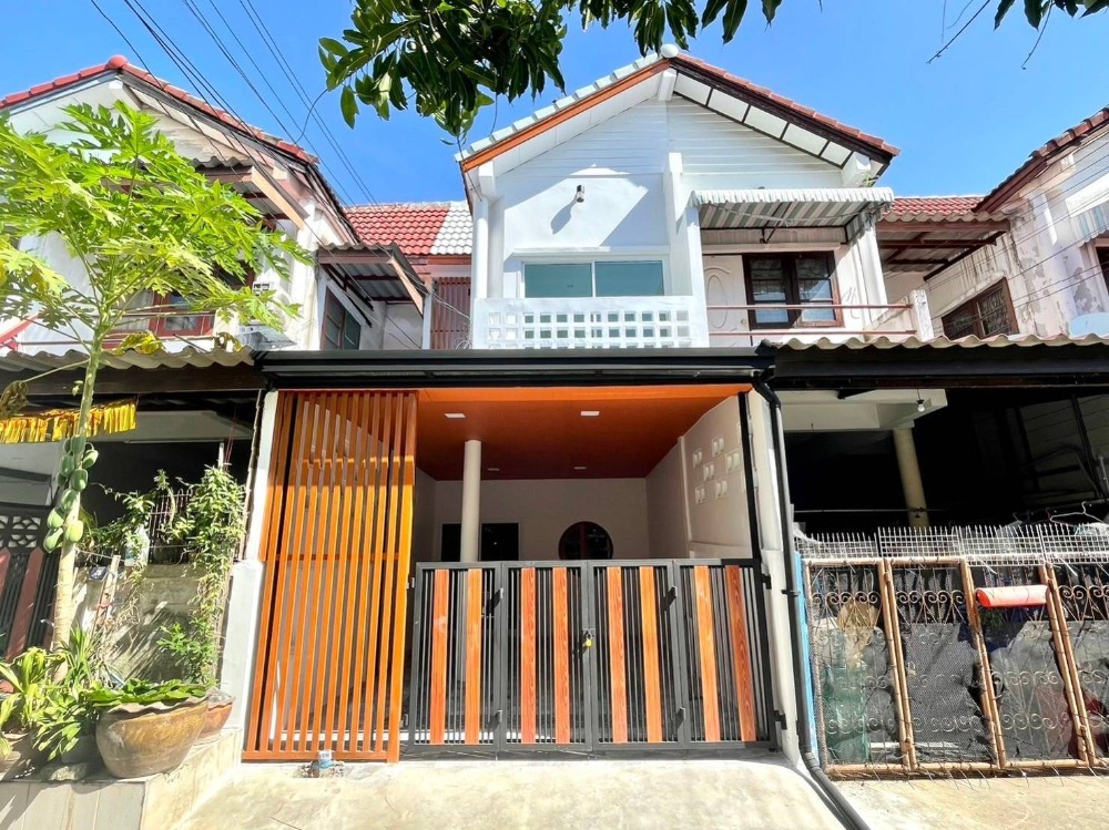 For SaleTownhouseNawamin, Ramindra : 2-story townhouse, Patcharat Village, Khubon 27, Intersection 31, Soi 12, Fashion Island, The Promenade, Central Ramintra, Makro, Siam Park, Safari World, Pink Line Railway, Minburi Market.