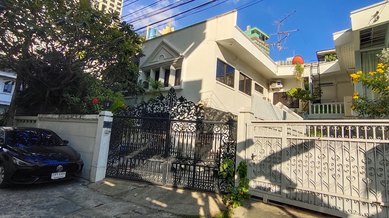 ขายบ้านสุขุมวิท อโศก ทองหล่อ : House in heart of the city for sale, 2 storey, 50 Sq.w., Sukhumvit 12